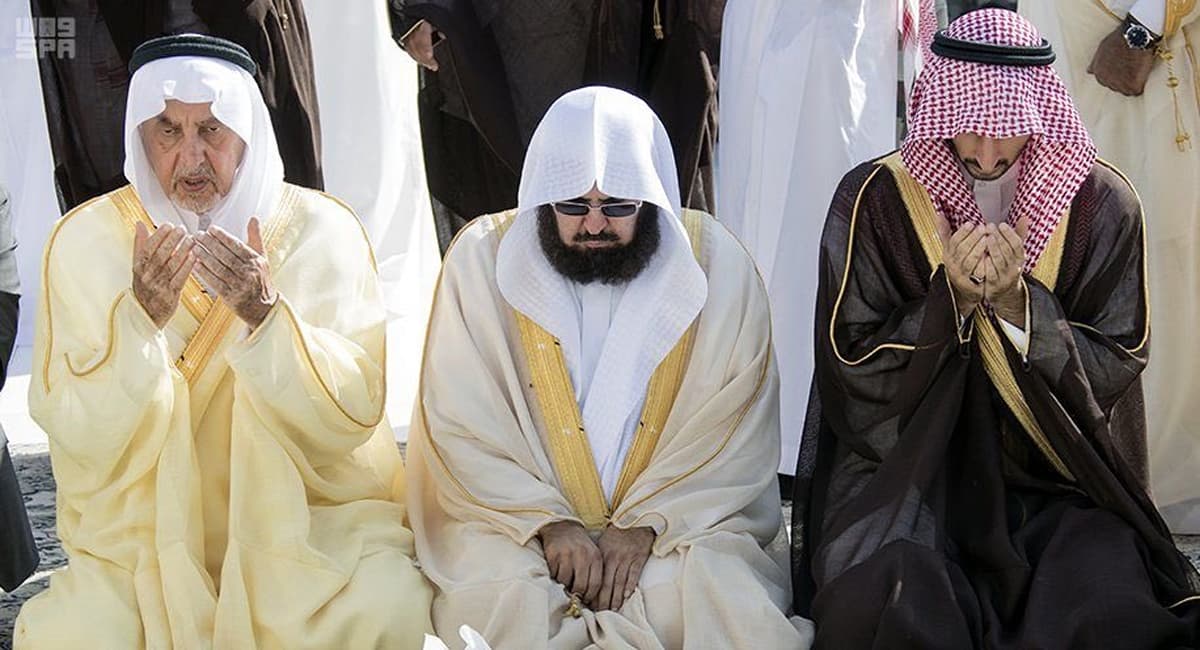 نيابة عن خادم الحرمين الشريفين .. أمير مكة المكرمة يتشرف بغسل الكعبة