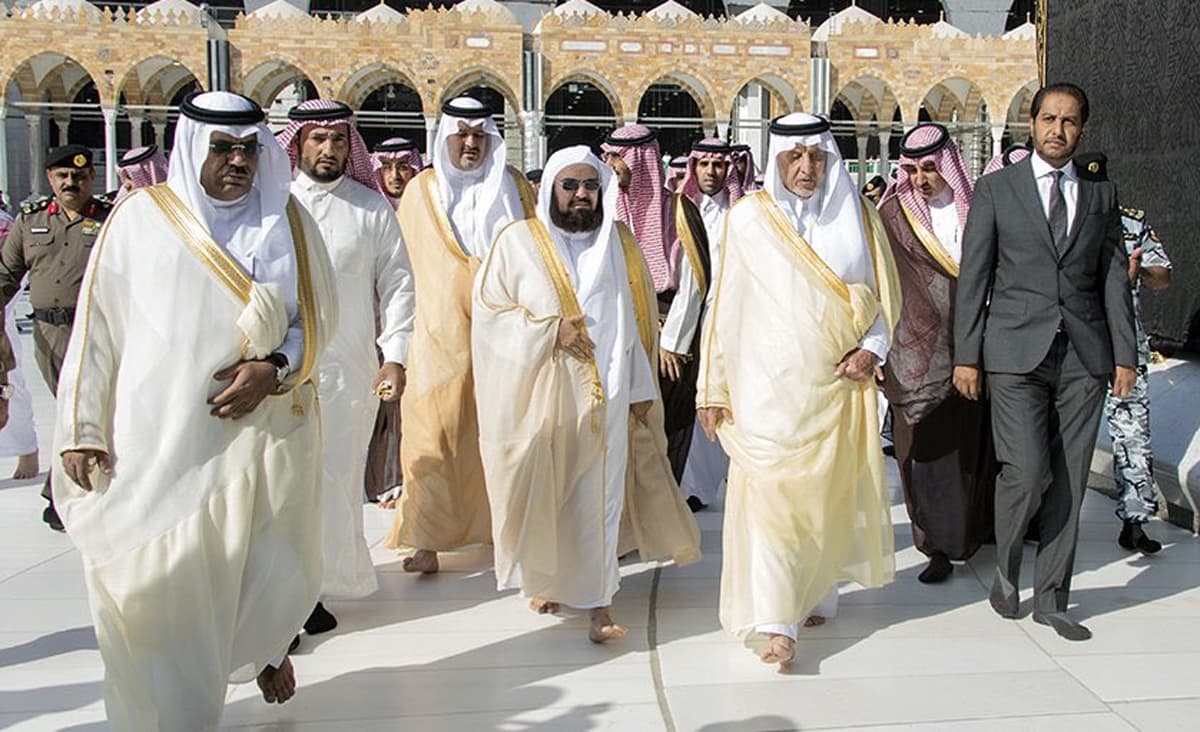 نيابة عن خادم الحرمين الشريفين .. أمير مكة المكرمة يتشرف بغسل الكعبة