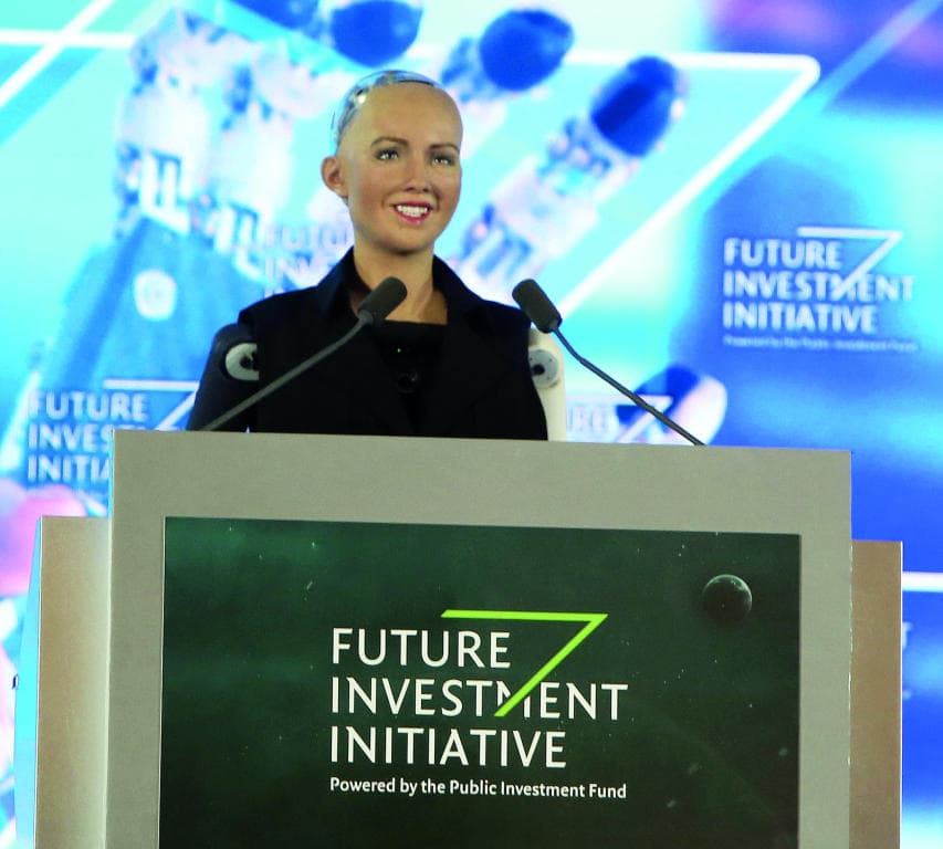 «صوفيا».. أول روبوت ذكي يحصل على جنسية.. والبداية الجواز السعودي