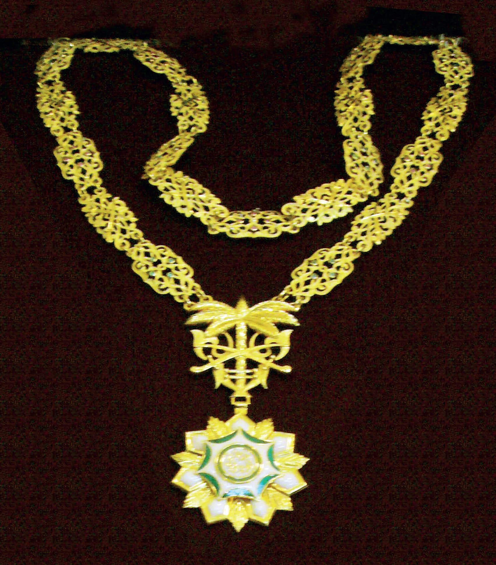 قلادتا «الملك عبدالعزيز» و«بدر الكبرى».. أبرز الأوسمة السعودية