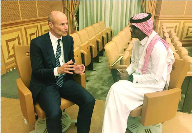 رئيس دويتشة بنك متحدثا للزميل محمد البيشي