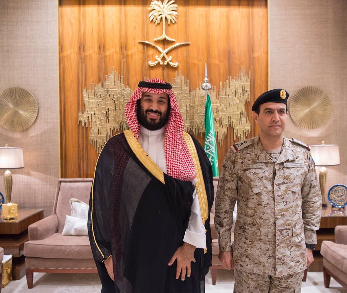 ولي العهد يقلد قائد القوات البحرية رتبته الجديدة