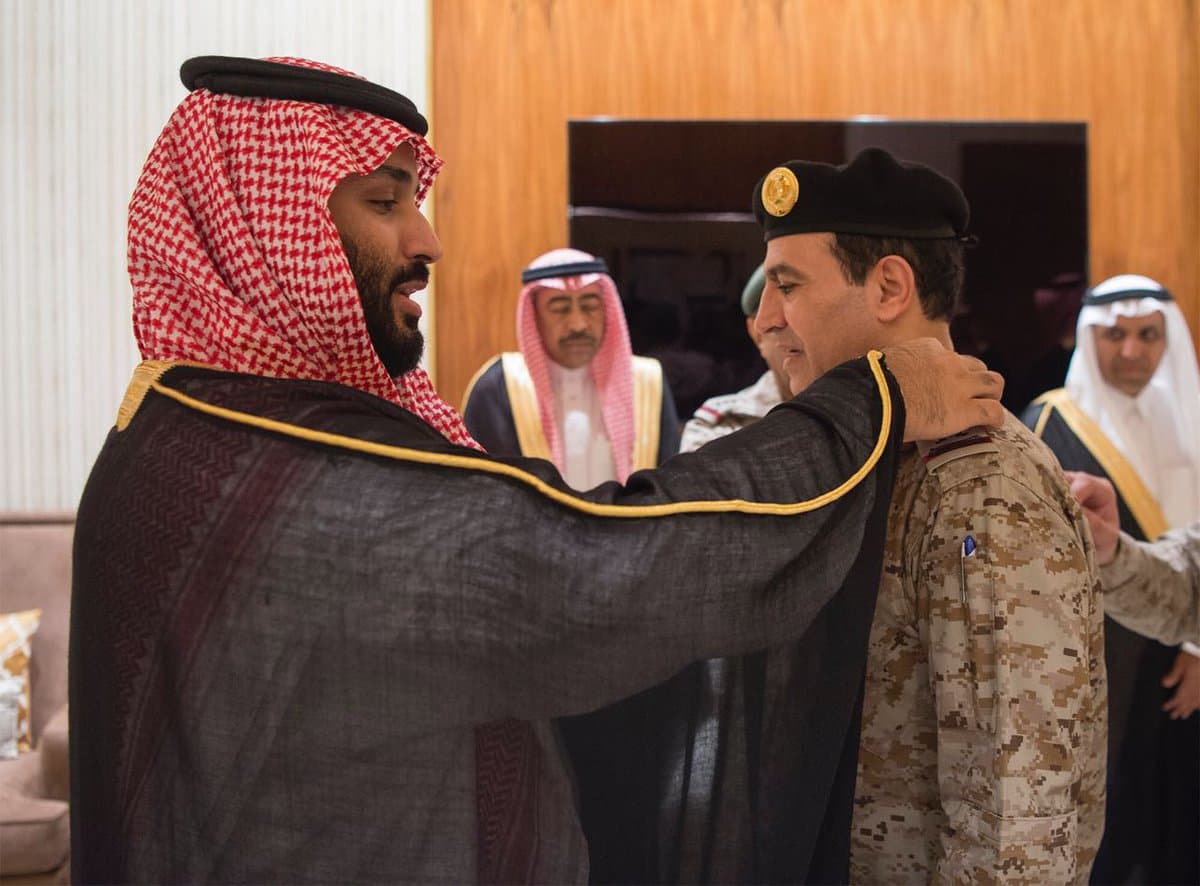 ولي العهد يقلد قائد القوات البحرية رتبته الجديدة