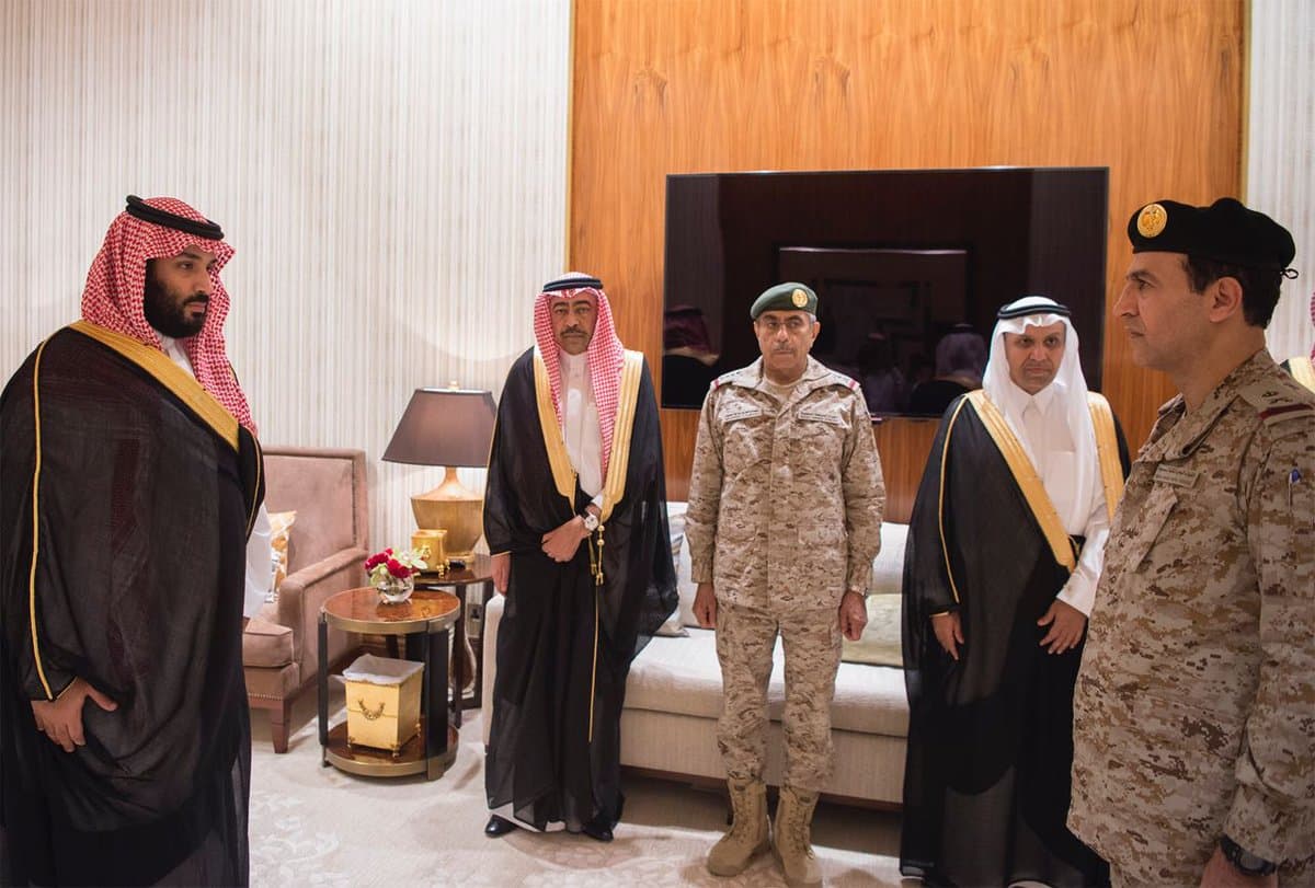 ولي العهد يقلد قائد القوات البحرية رتبته الجديدة