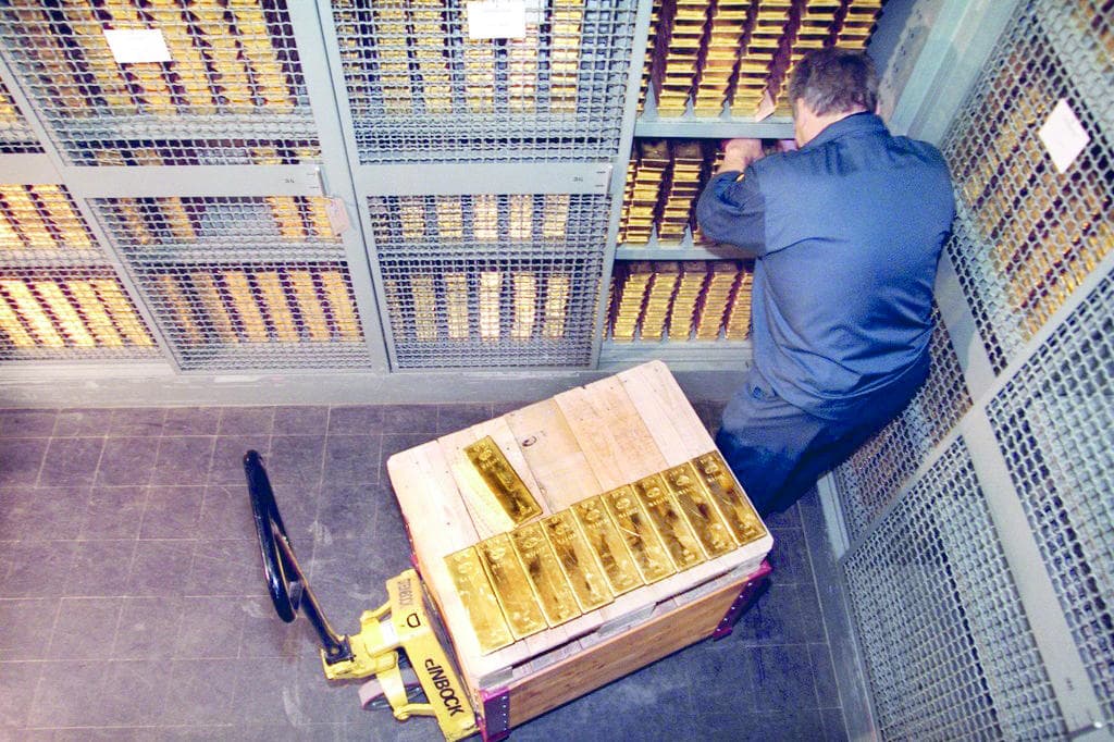 رغم ارتفاعه 11 % هذا العام .. «بيتكوين» يهز عرش الذهب