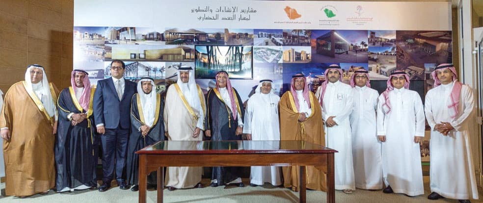 الأمير سلطان بن سلمان عقب رعايته توقيع عقود الترسية مع عدد من الشركات الوطنية مؤخرا."الاقتصادية"