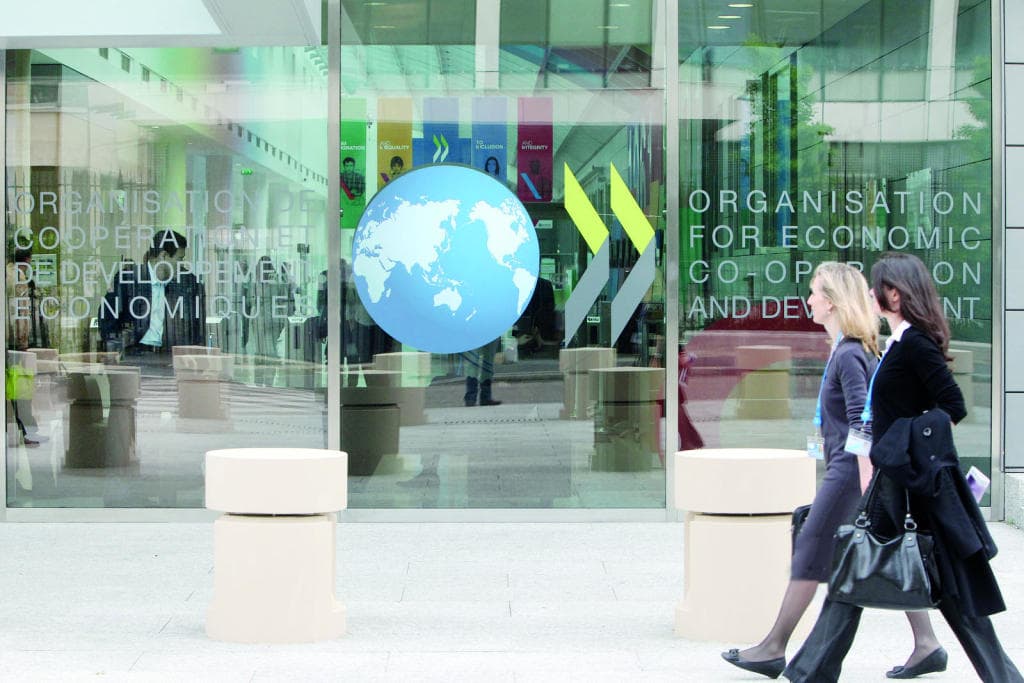 شمس الاقتصاد العالمي تشرق من الغرب والشرق معا