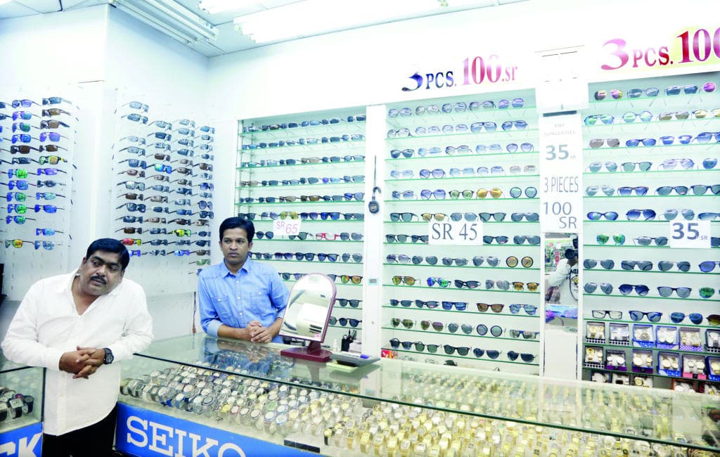 سوق «البصريات» في السعودية .. «منجم ذهب» لمصنعي النظارات المقلدة
