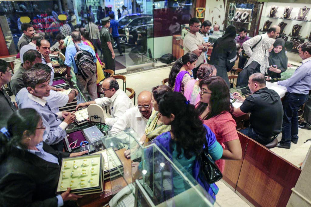 محللون: أسعار الذهب قد تلامس 1400 دولار للأونصة في 2018