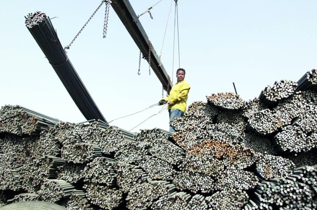 إصدار 37 رخصة لتصدير الحديد والأسمنت