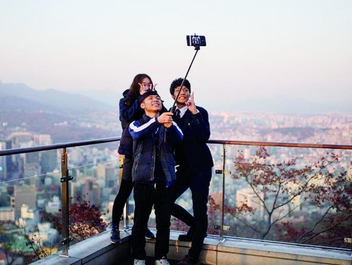 استخدام الفلاش أثناء «السيلفي» 
لا يحسن جودة الصورة