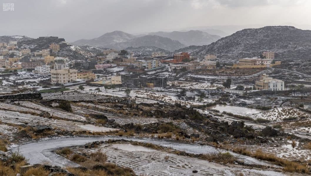 الثلوج تغطي جبال وطرقات محافظة القرى في الباحة