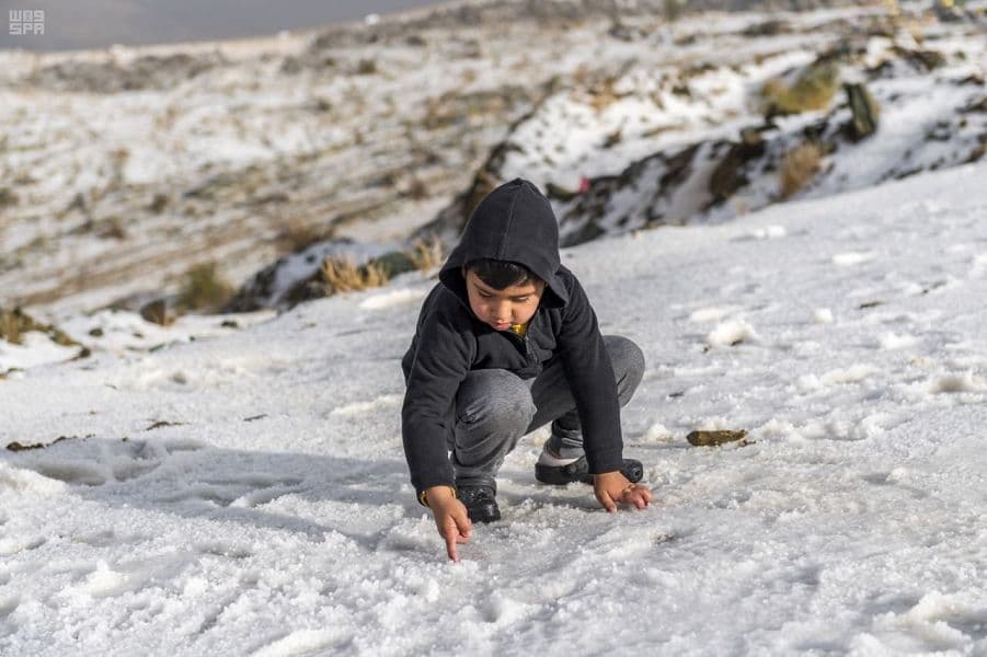 الثلوج تغطي جبال وطرقات محافظة القرى في الباحة