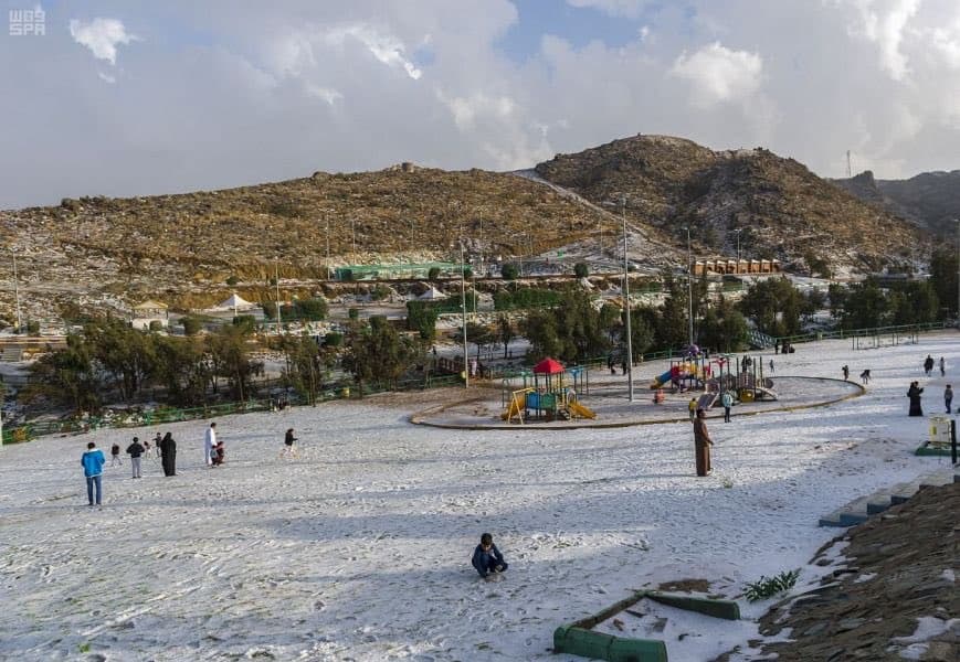 الثلوج تغطي جبال وطرقات محافظة القرى في الباحة