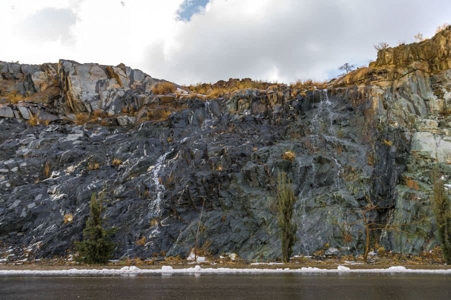 الثلوج تغطي جبال وطرقات محافظة القرى في الباحة