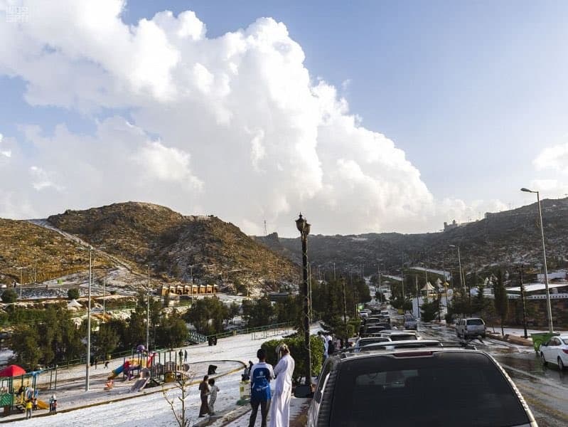 الثلوج تغطي جبال وطرقات محافظة القرى في الباحة