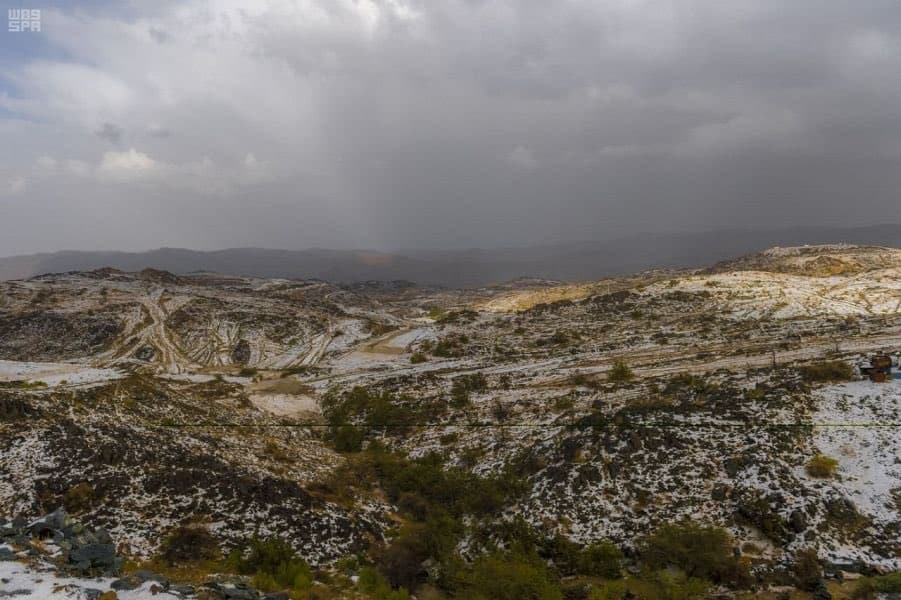 الثلوج تغطي جبال وطرقات محافظة القرى في الباحة