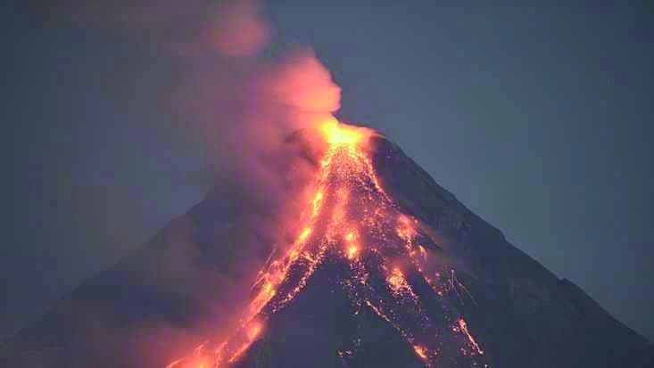 «توبا» .. بركان اندلع في إندونيسيا ووصلت شظاياه إلى جنوب إفريقيا