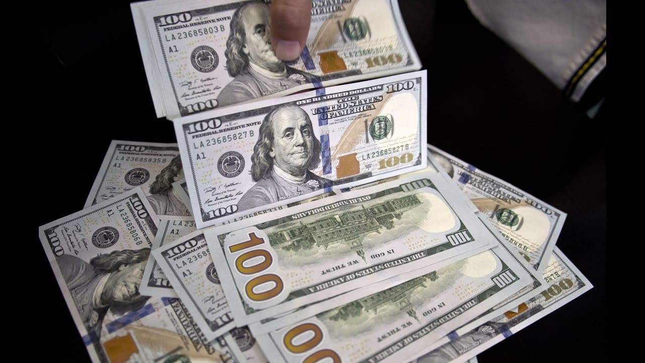 الدولار يرتفع بعد خسائر وأنظار المستثمرين على اجتماع المركزي الأمريكي