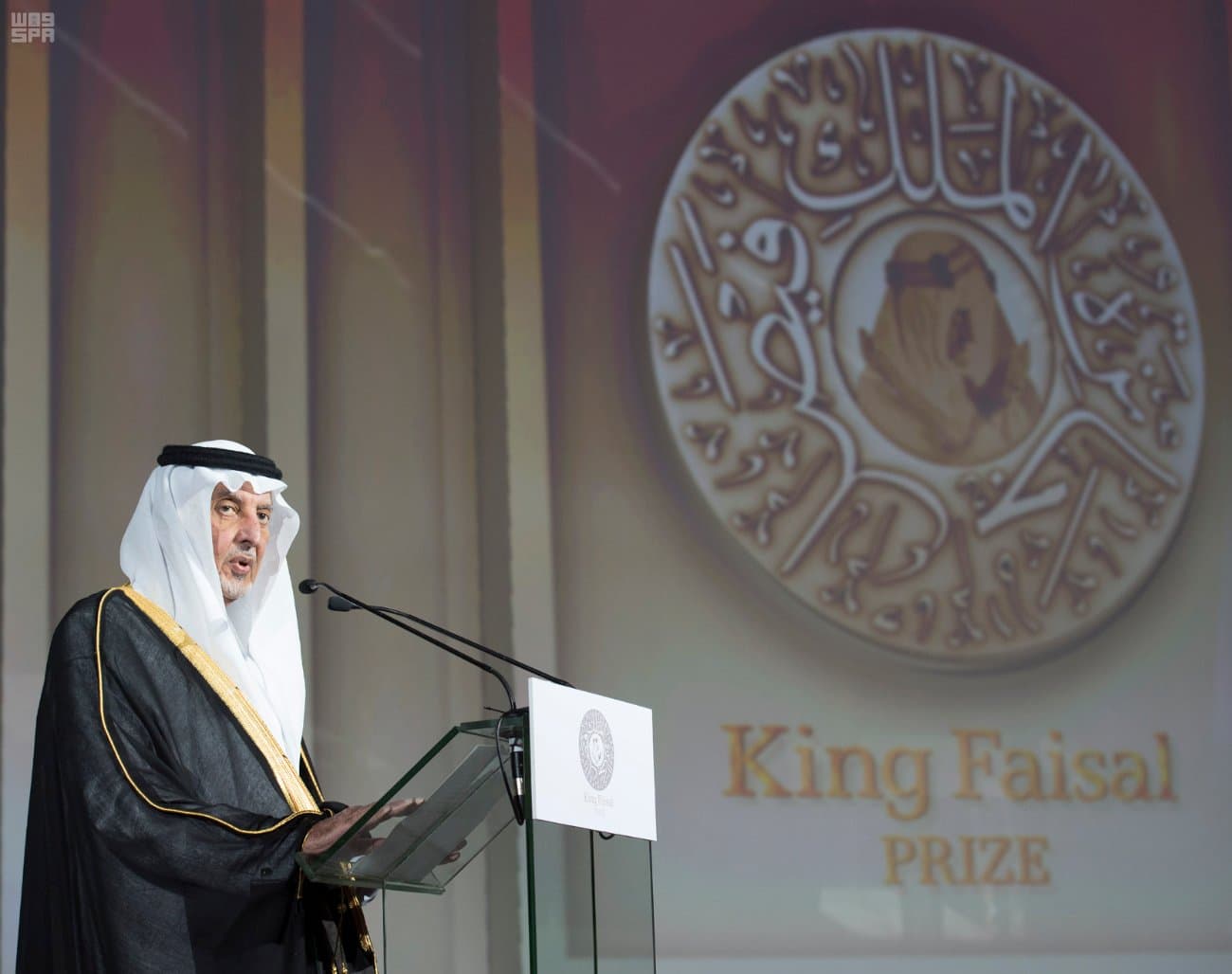الملك سلمان يسلم جوائز الملك فيصل العالمية للفائزين