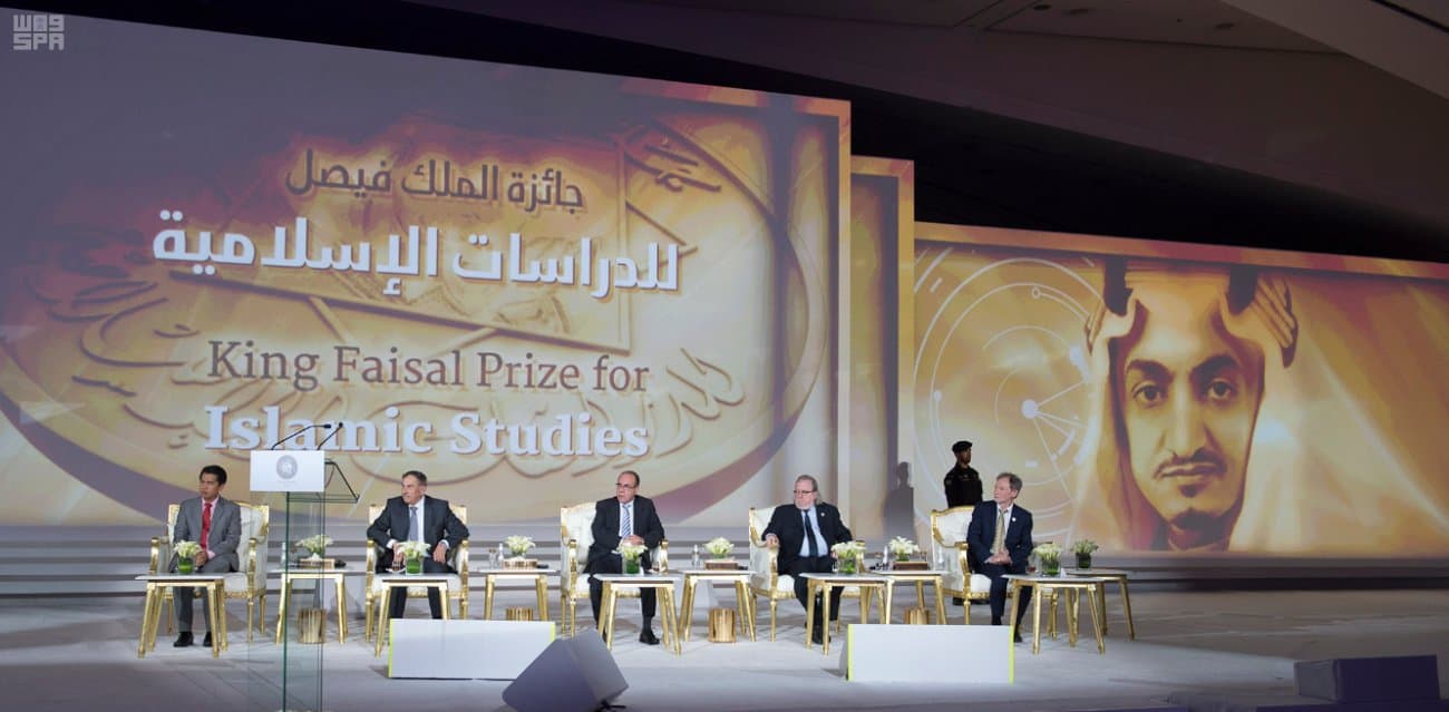 الملك سلمان يسلم جوائز الملك فيصل العالمية للفائزين