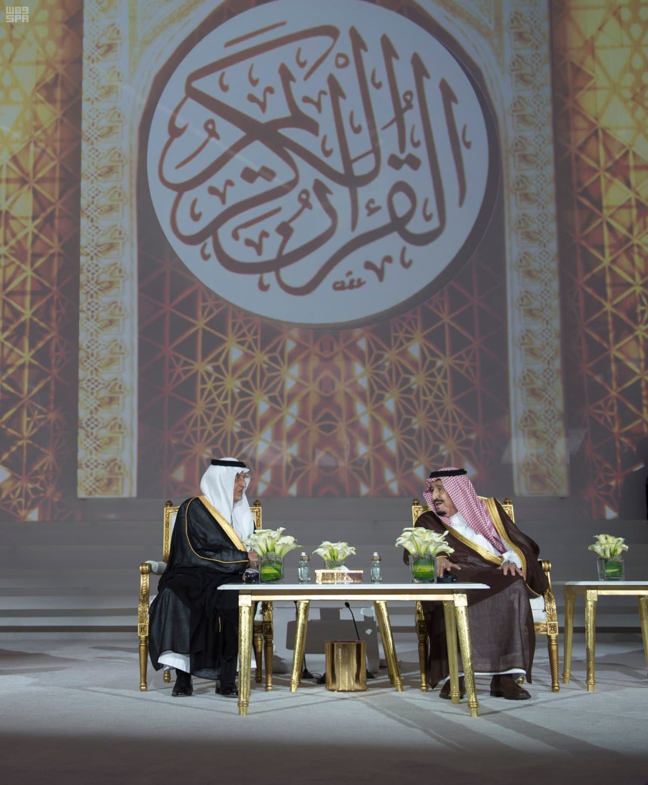 الملك سلمان يسلم جوائز الملك فيصل العالمية للفائزين