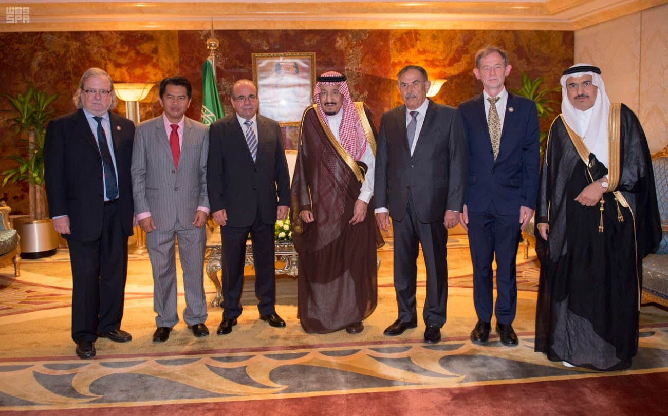 الملك سلمان يسلم جوائز الملك فيصل العالمية للفائزين