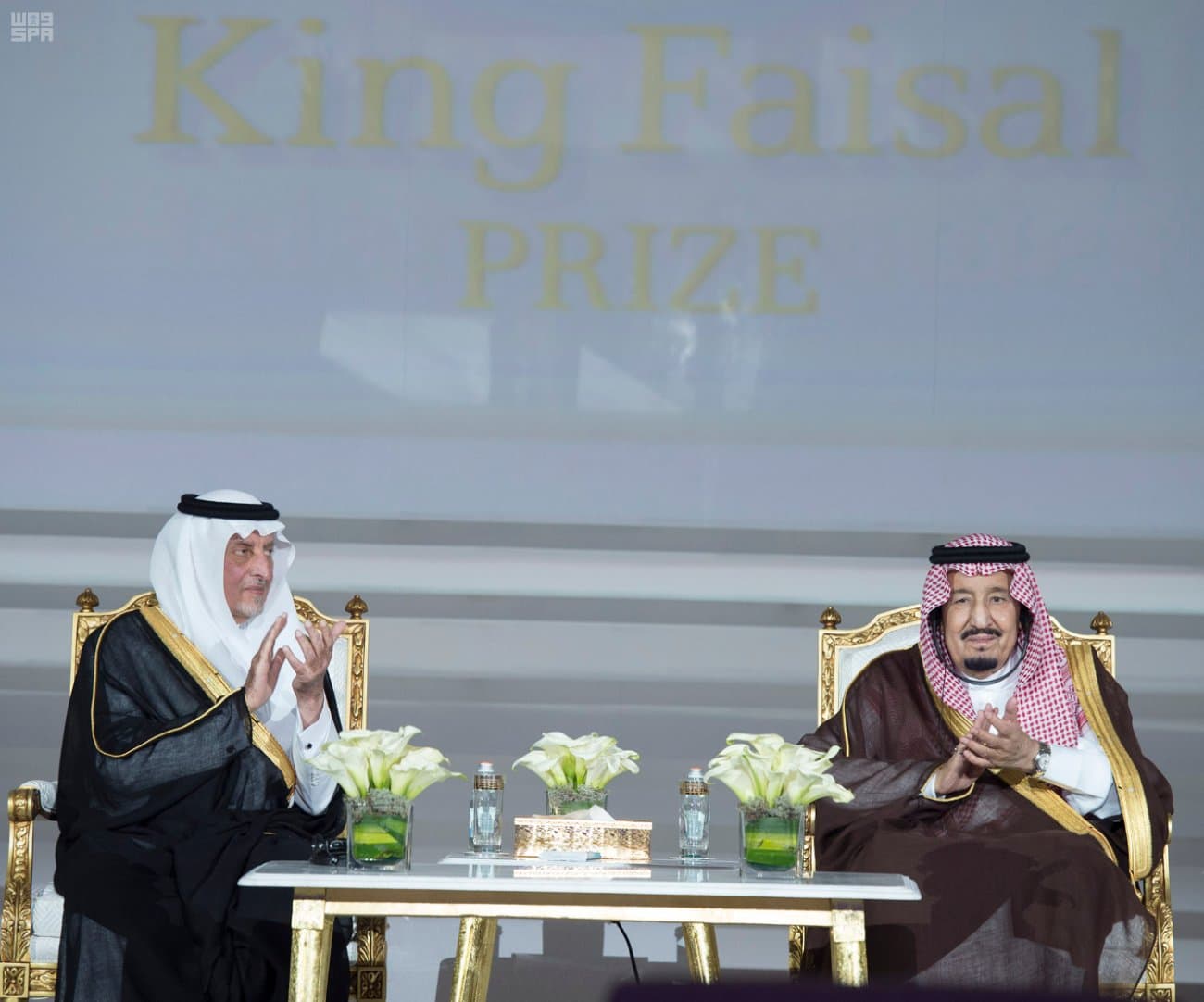 الملك سلمان يسلم جوائز الملك فيصل العالمية للفائزين