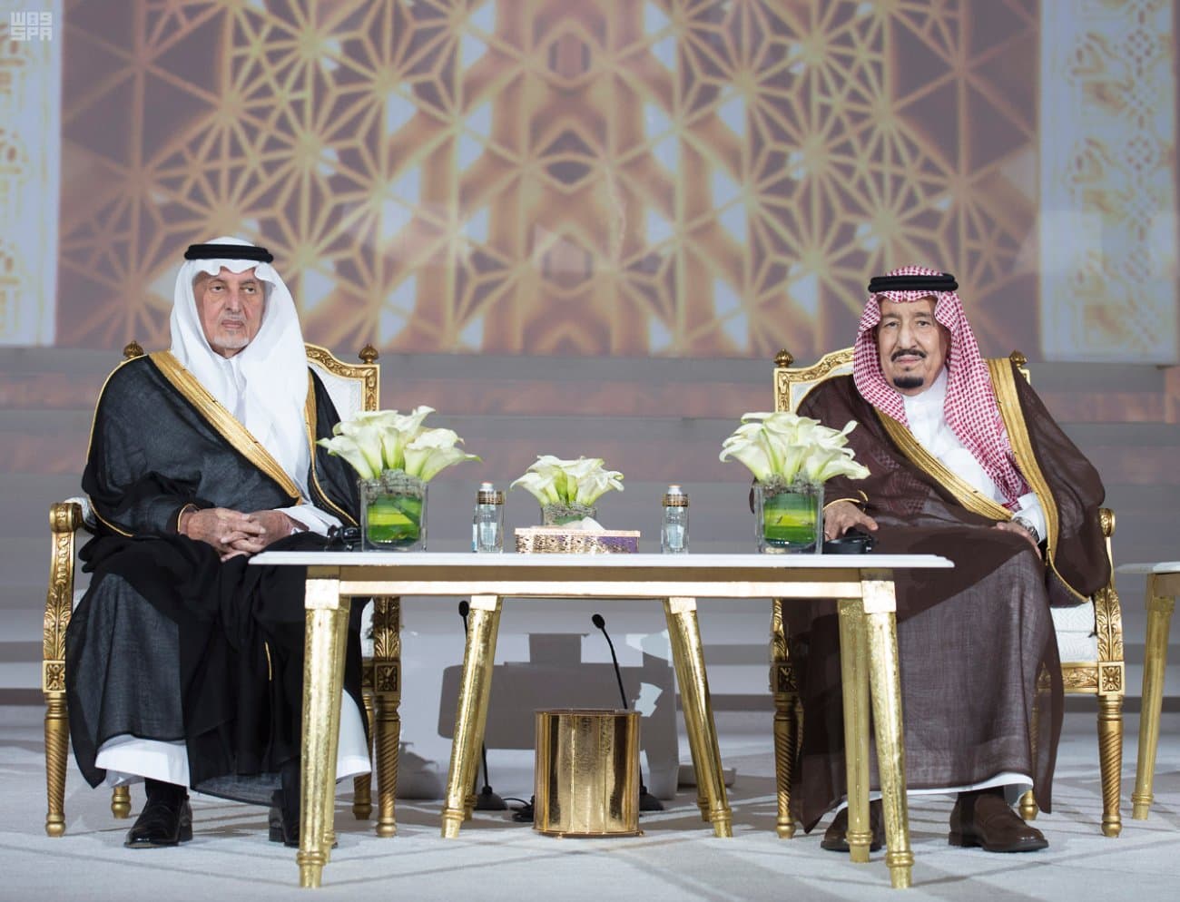 الملك سلمان يسلم جوائز الملك فيصل العالمية للفائزين