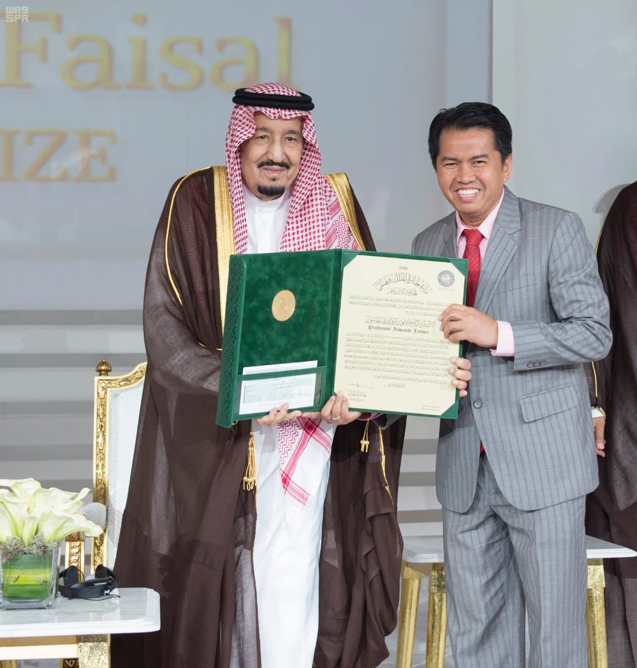 الملك سلمان يسلم جوائز الملك فيصل العالمية للفائزين