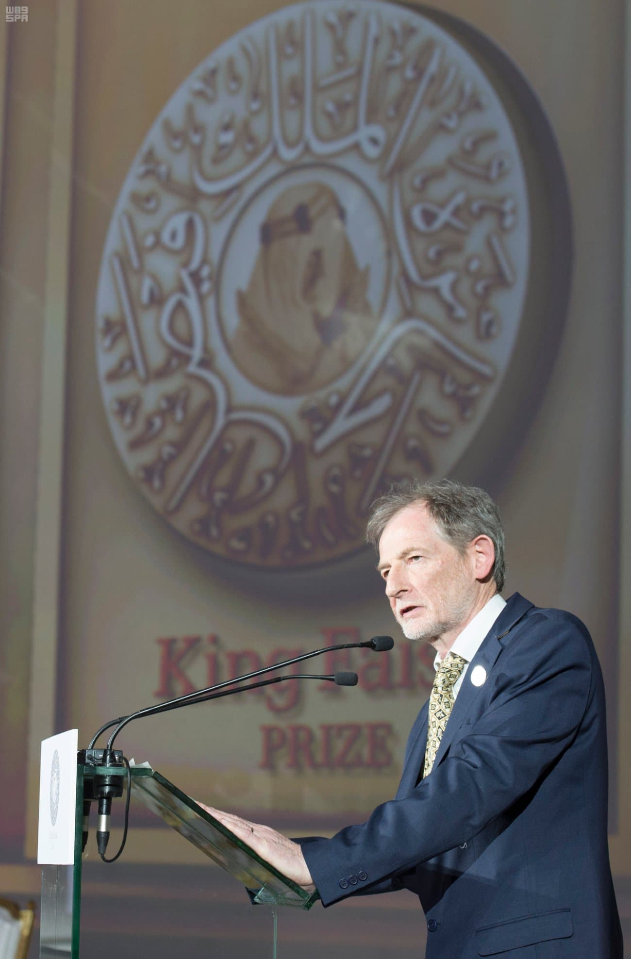 الملك سلمان يسلم جوائز الملك فيصل العالمية للفائزين