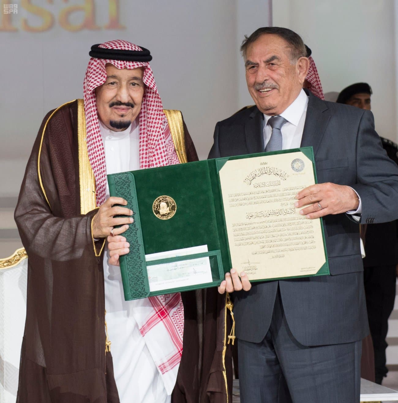 الملك سلمان يسلم جوائز الملك فيصل العالمية للفائزين