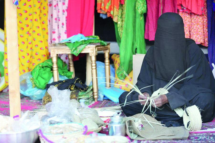حرفيات وادي الدواسر .. منتجاتهن يدوية تجذب زائري «مهرجان وادينا»