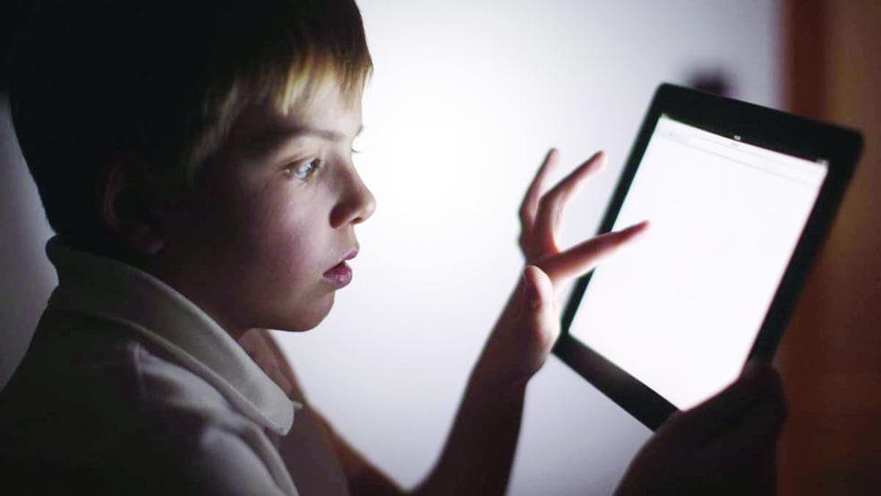 ضوء الهاتف يؤثر في الأطفال قبل المدرسة