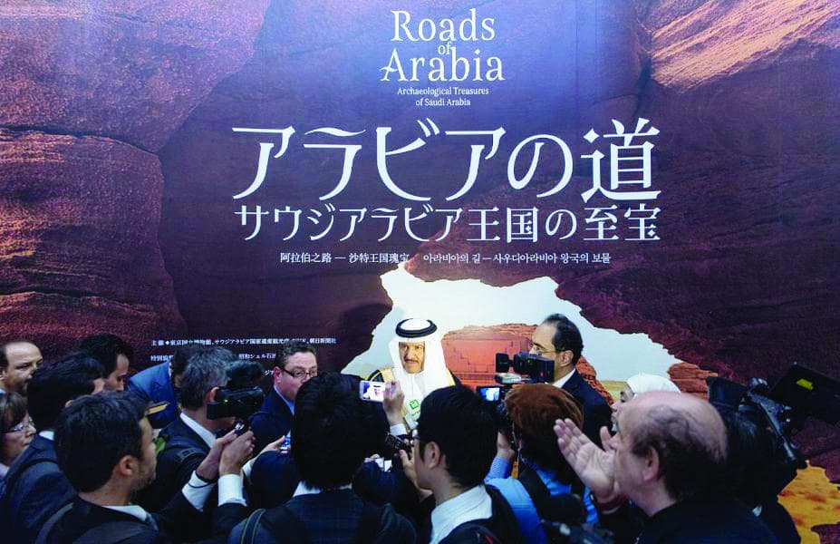 الأمير سلطان بن سلمان يعلن اكتشاف آثار أقدام إنسان تعود لـ 85 ألف عام
