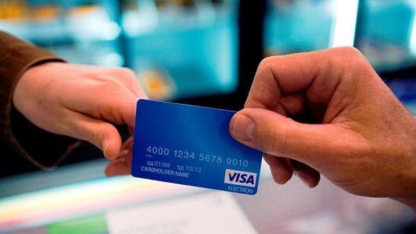 فيزا: إنفاق المستهلكين البريطانيين يواصل تراجعه في أبريل