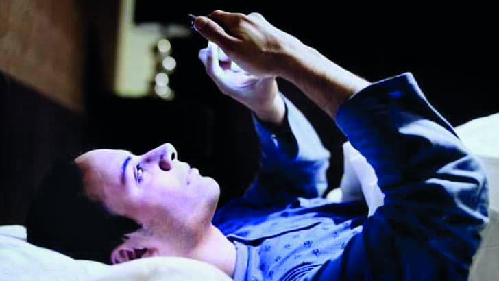 أطباء: استخدام الجوالات
ليلا يخدع المخ
