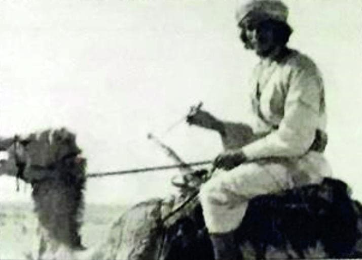 من أمريكا إلى الربع الخالي ليعيش مع بدو البدو