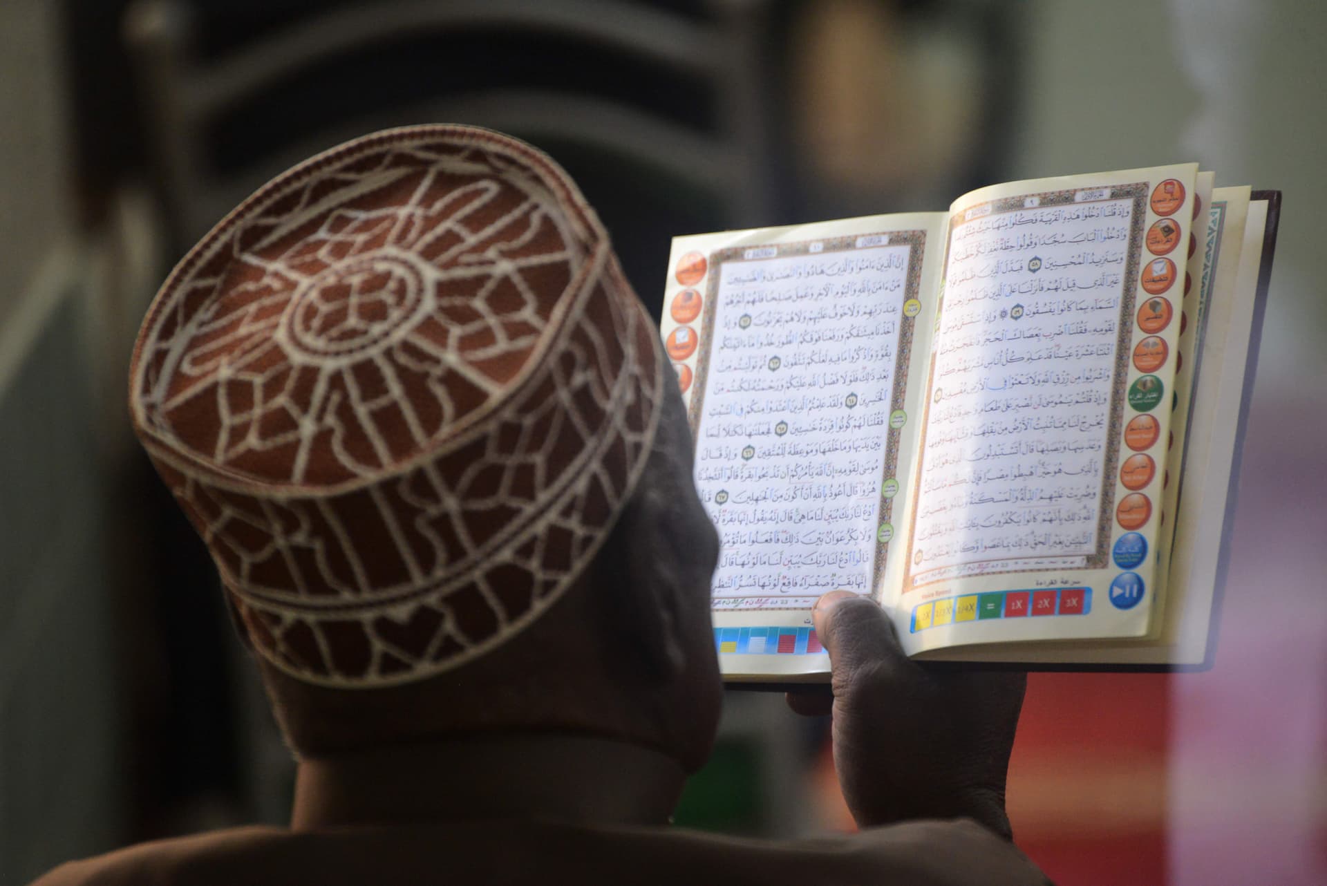 قصة مصورة: رمضان.. صلوات وذكر وموائد عامرة