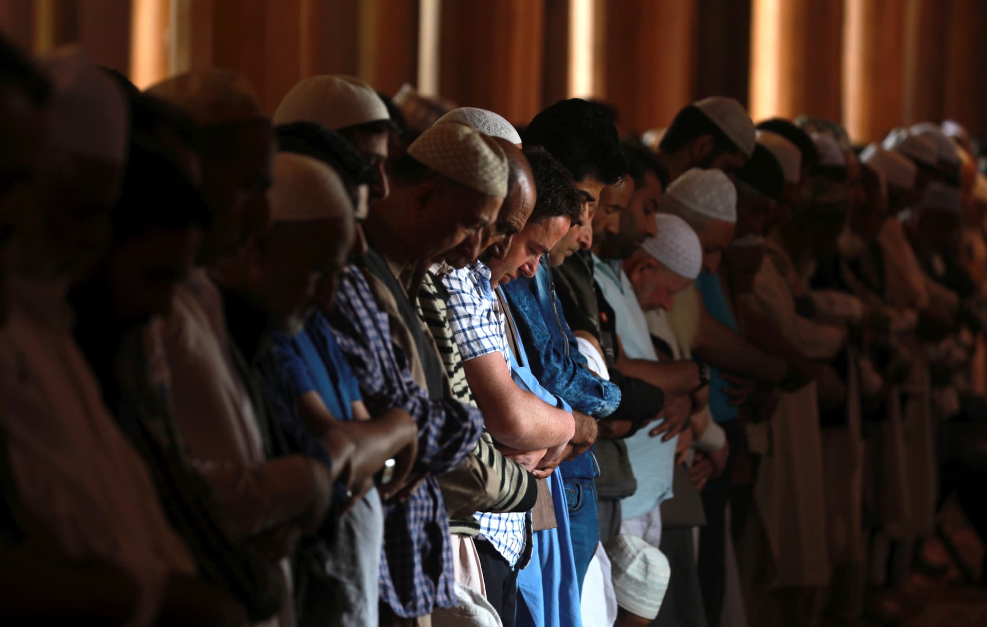 قصة مصورة: رمضان.. صلوات وذكر وموائد عامرة