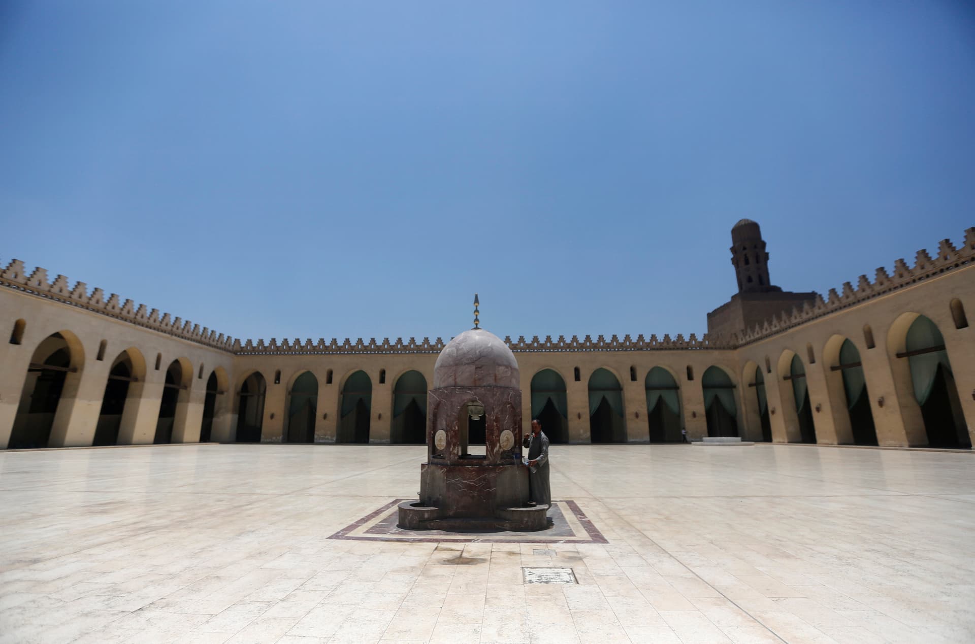قصة مصورة: رمضان.. صلوات وذكر وموائد عامرة