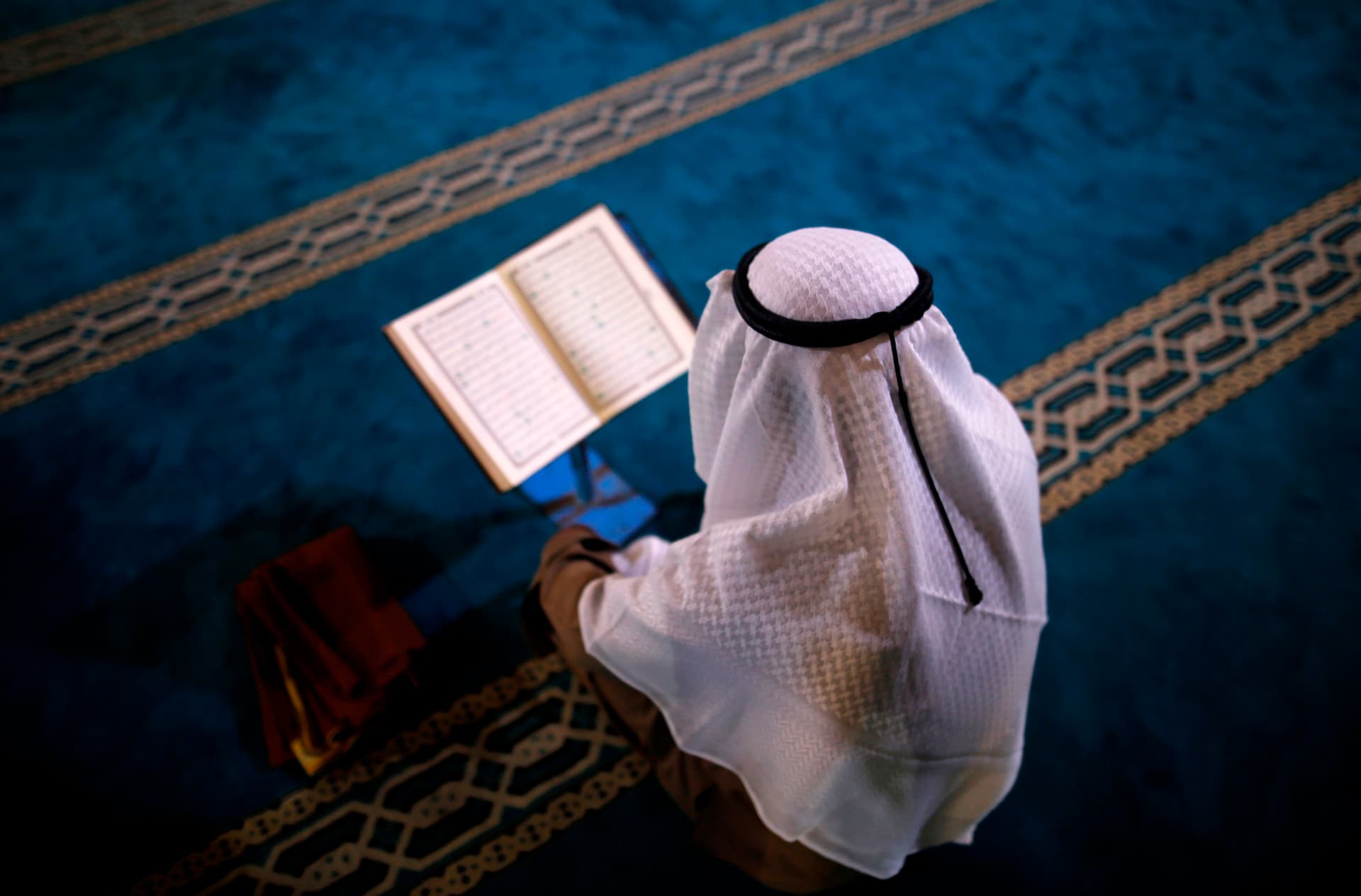 قصة مصورة: رمضان.. صلوات وذكر وموائد عامرة
