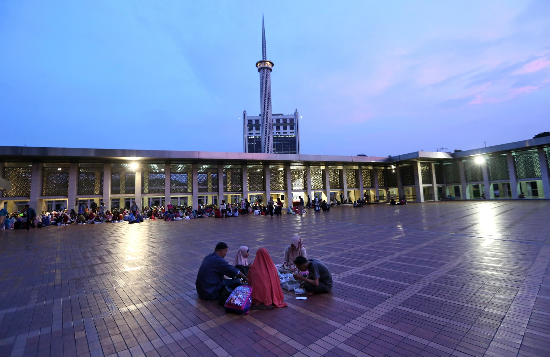 قصة مصورة: رمضان.. صلوات وذكر وموائد عامرة