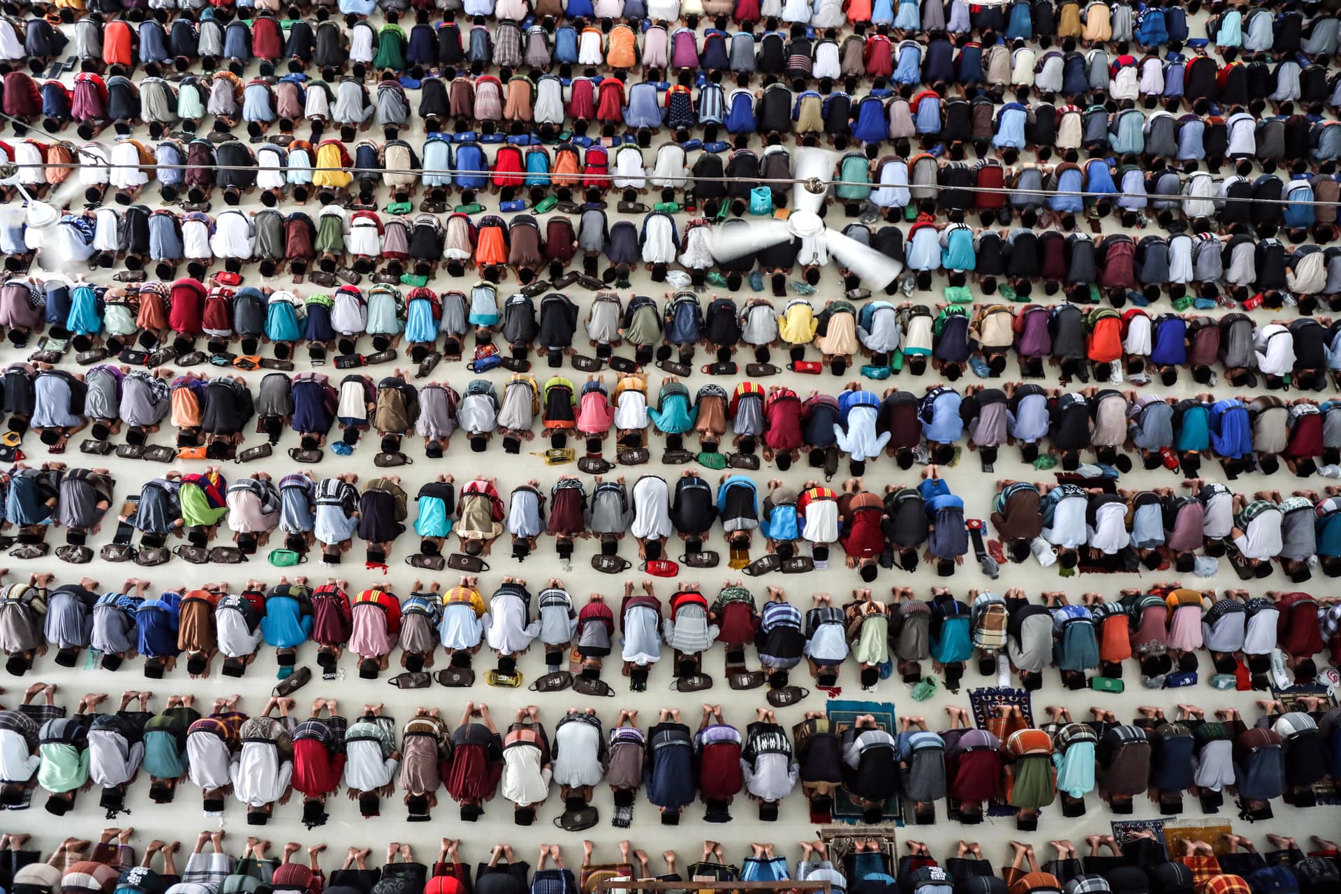 قصة مصورة: رمضان.. صلوات وذكر وموائد عامرة