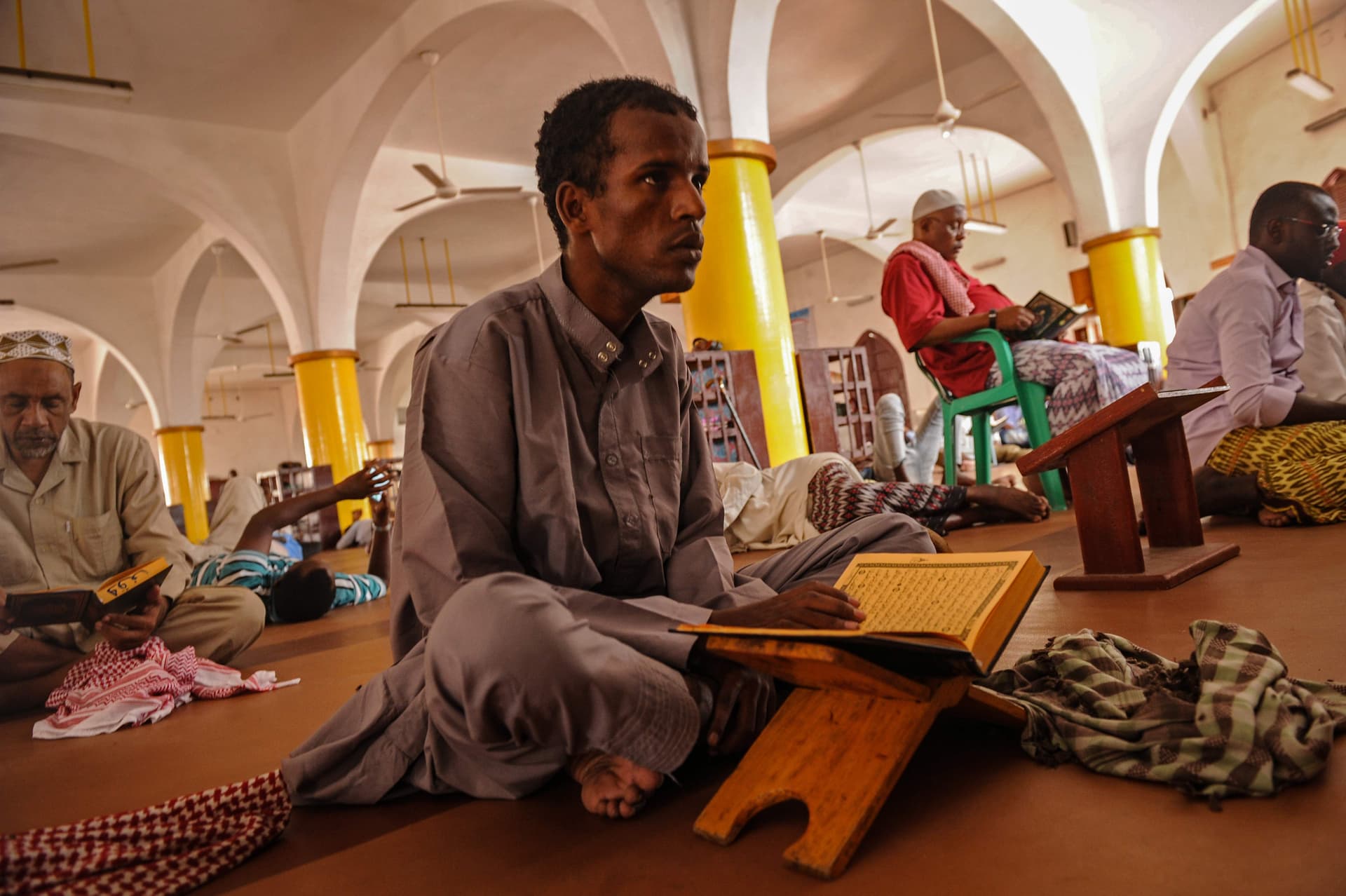 قصة مصورة: رمضان.. صلوات وذكر وموائد عامرة