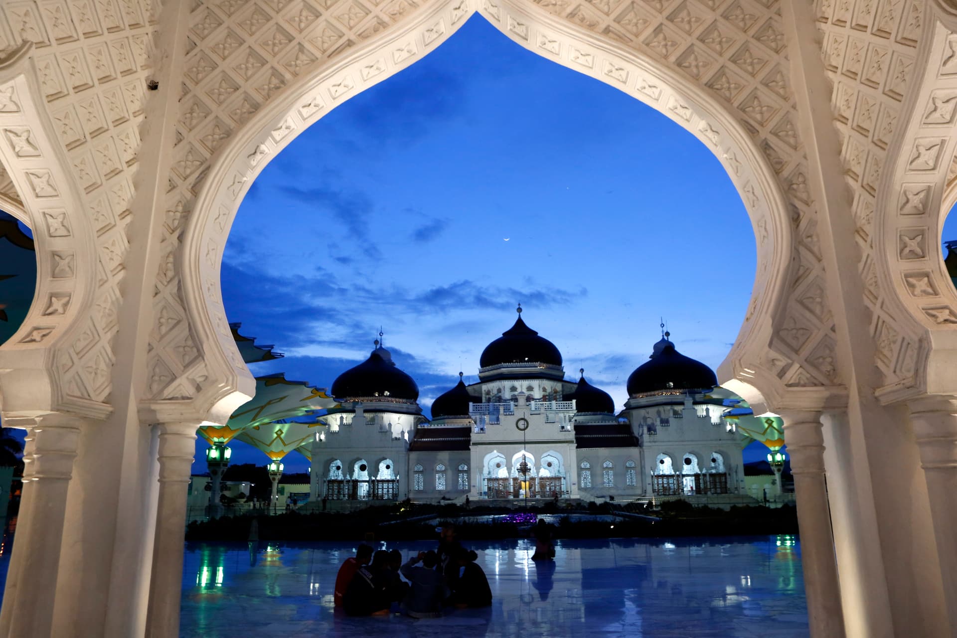 قصة مصورة: رمضان.. صلوات وذكر وموائد عامرة