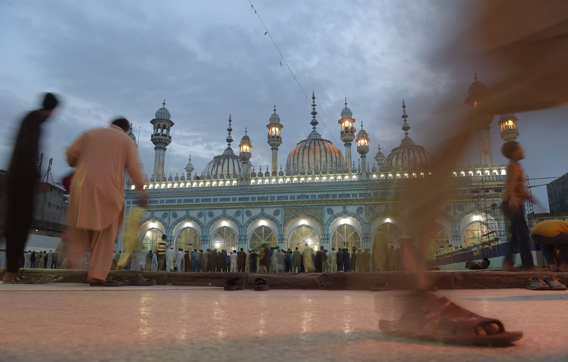 قصة مصورة: رمضان.. صلوات وذكر وموائد عامرة