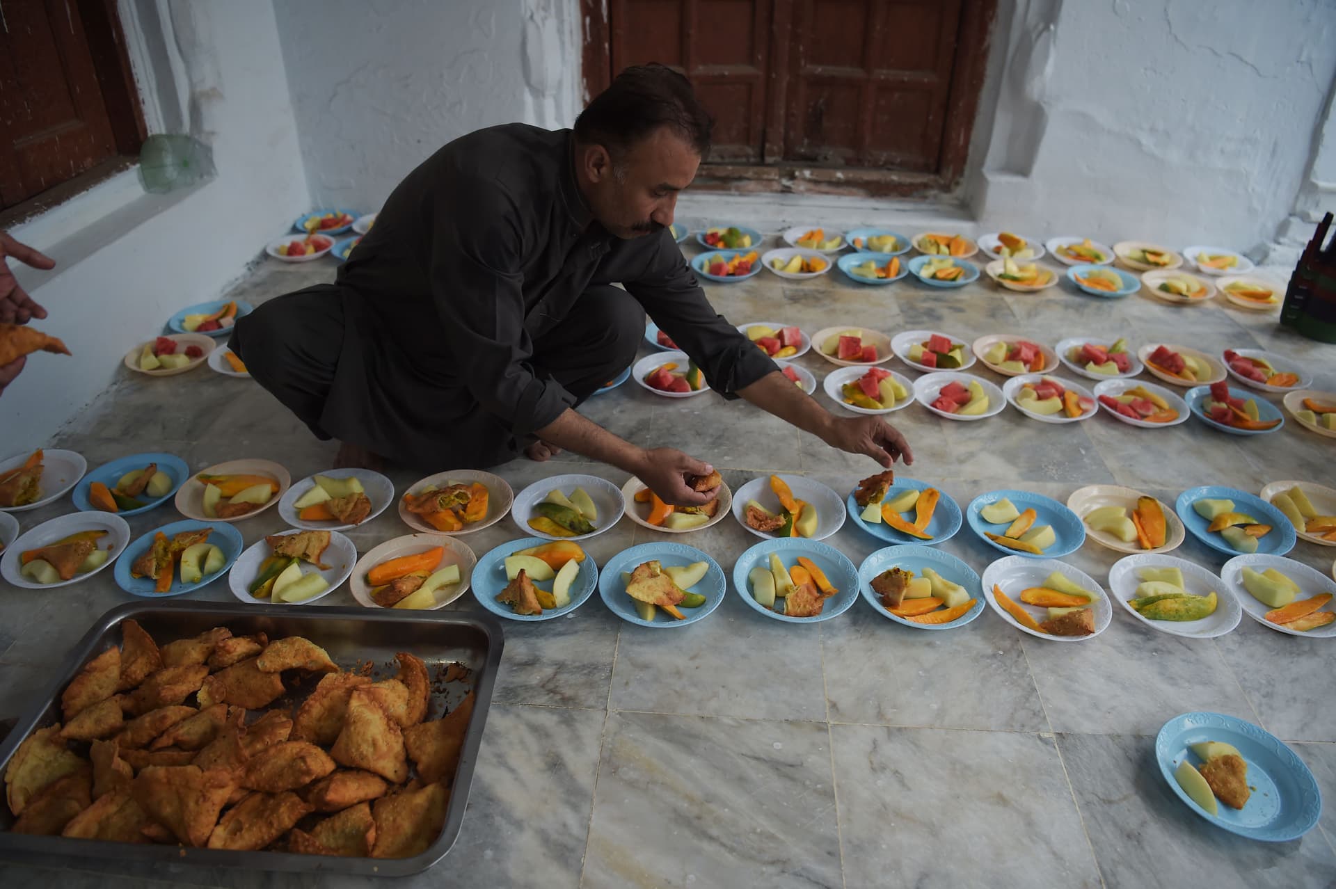 قصة مصورة: رمضان.. صلوات وذكر وموائد عامرة