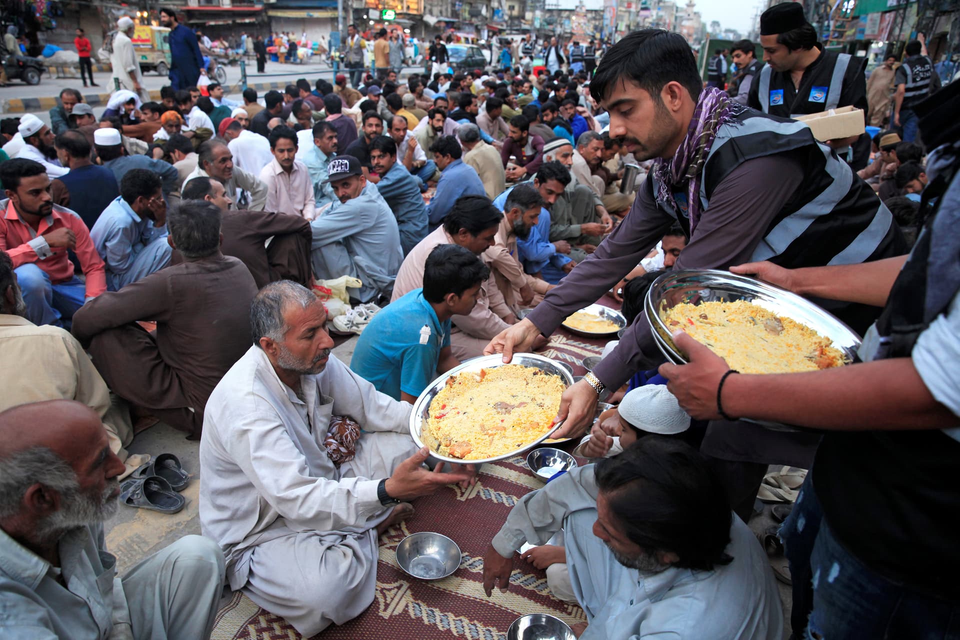 قصة مصورة: رمضان.. صلوات وذكر وموائد عامرة