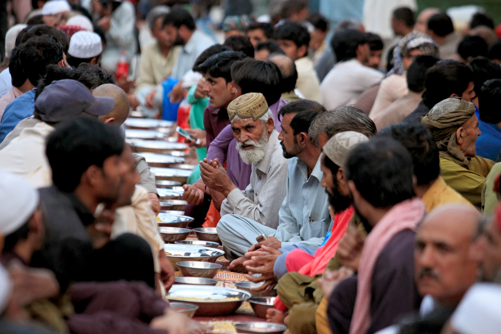 قصة مصورة: رمضان.. صلوات وذكر وموائد عامرة